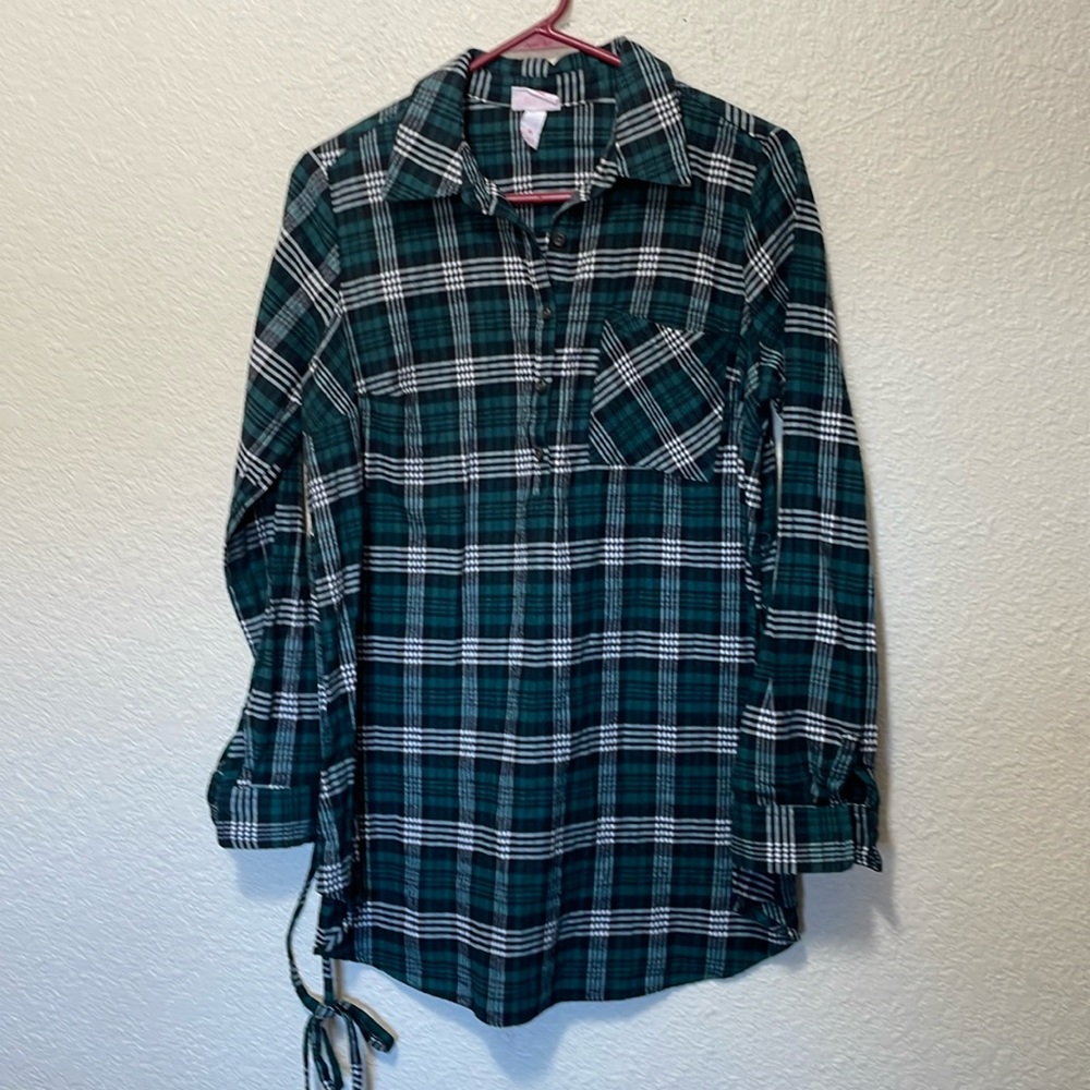 Isabel Maternity Black And Green Maternity Shirt. Very Good Condition. Size M.
